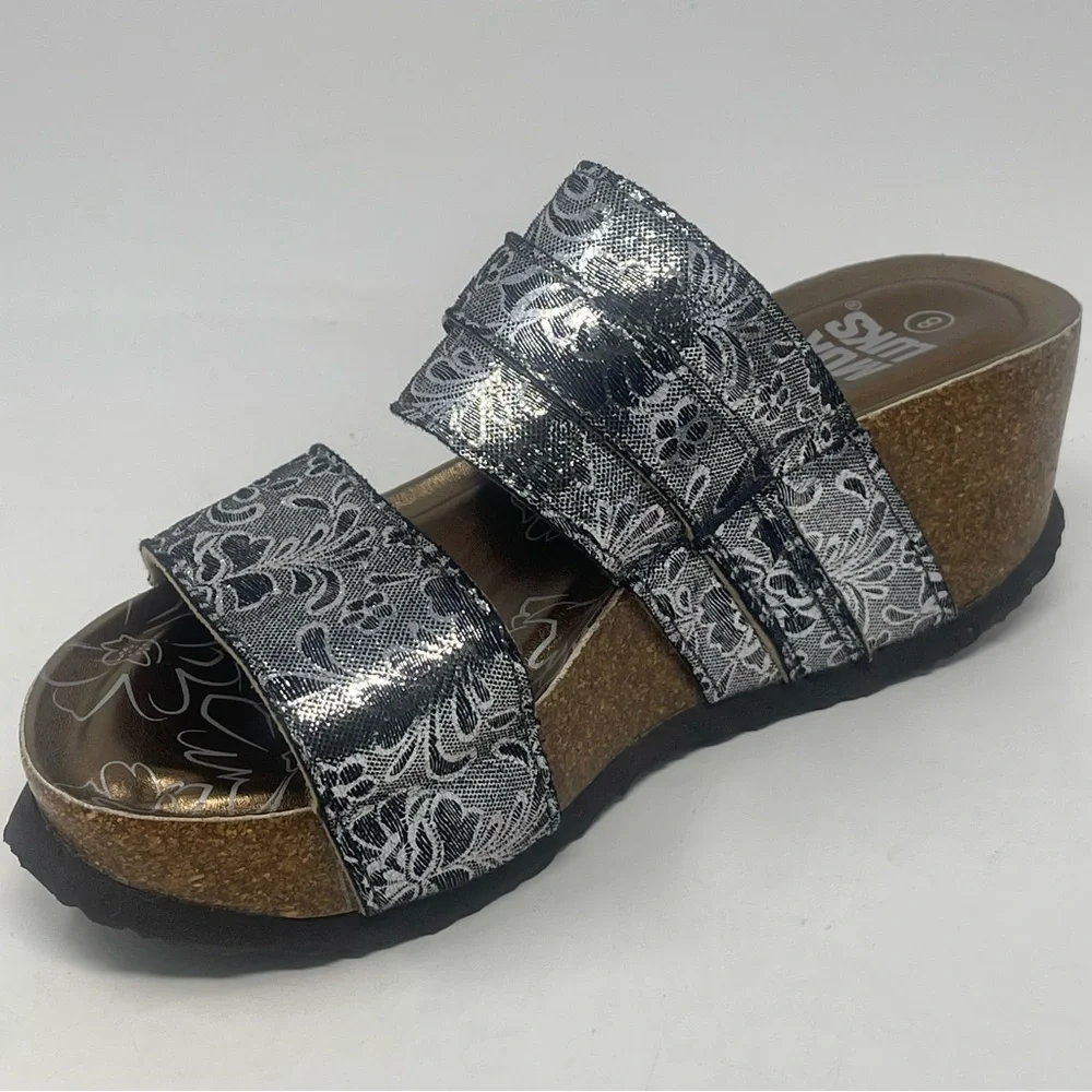 Muk Luks Emery Wedge Sandals Womens 8 Metallic Silver Floral Cork Slip On